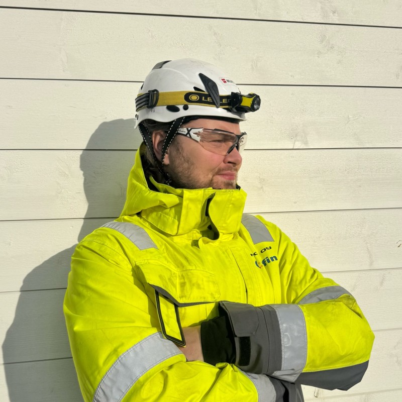 Sähköalan ammattilainen työvarustuksessa